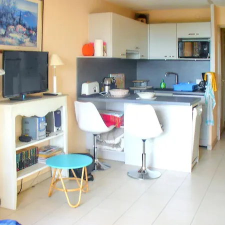 Apartment D'une A A 100 M De La Avec Vue Sur La Et Piscine Partagee *