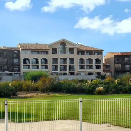 Apartment D'une A A 100 M De La Avec Vue Sur La Et Piscine Partagee